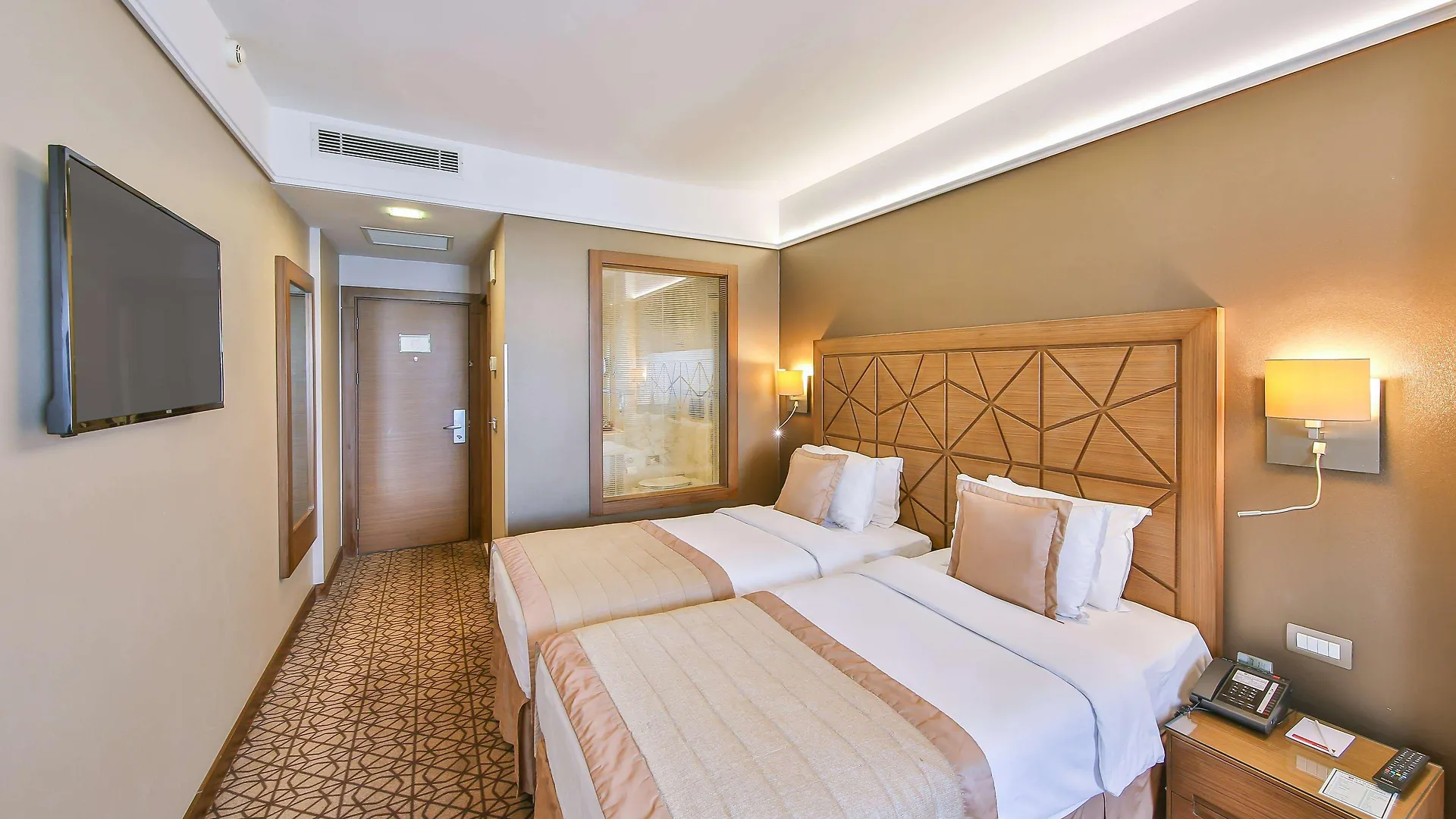 מלון Ramada By Wyndham Istanbul Taksim