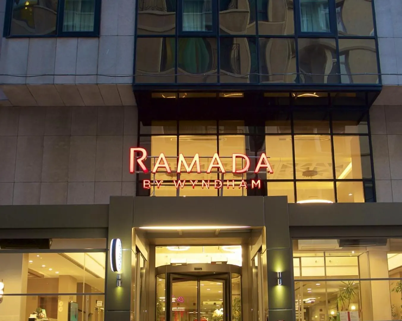 מלון Ramada By Wyndham Istanbul Taksim 4*,