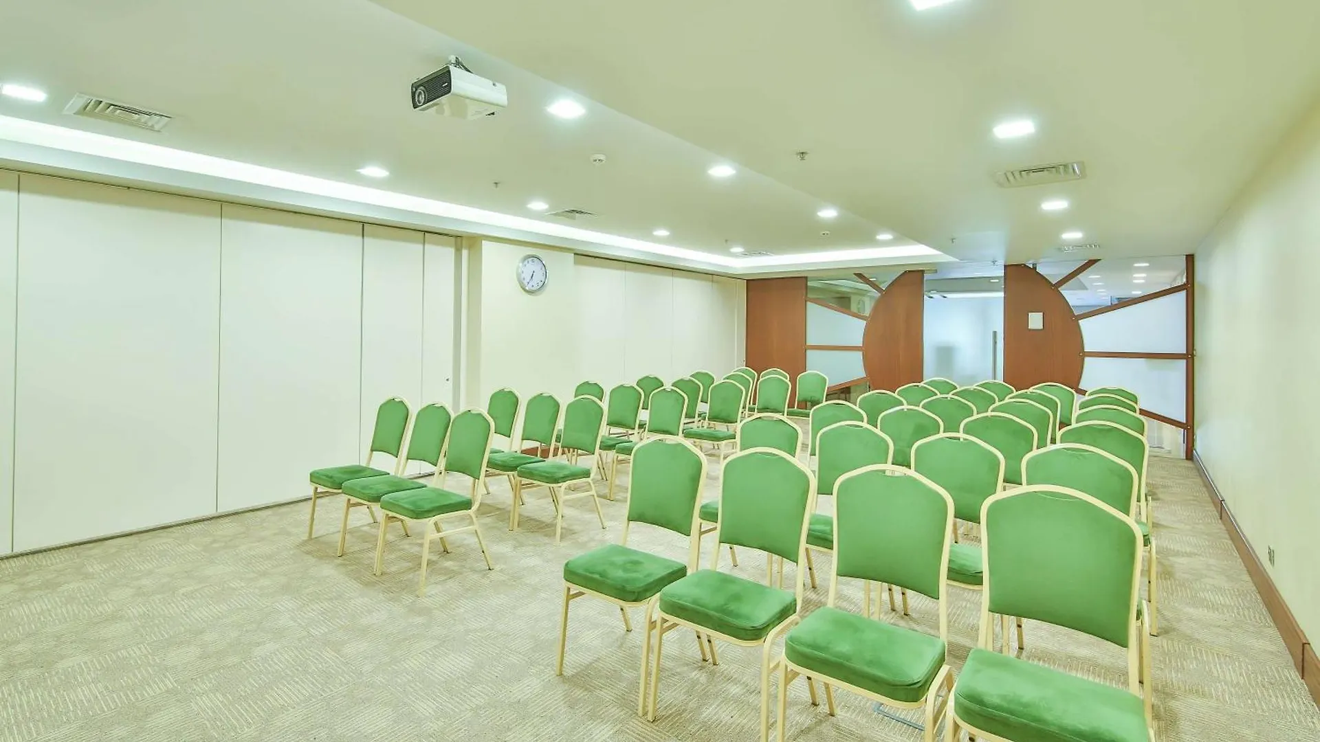 מלון Ramada By Wyndham Istanbul Taksim