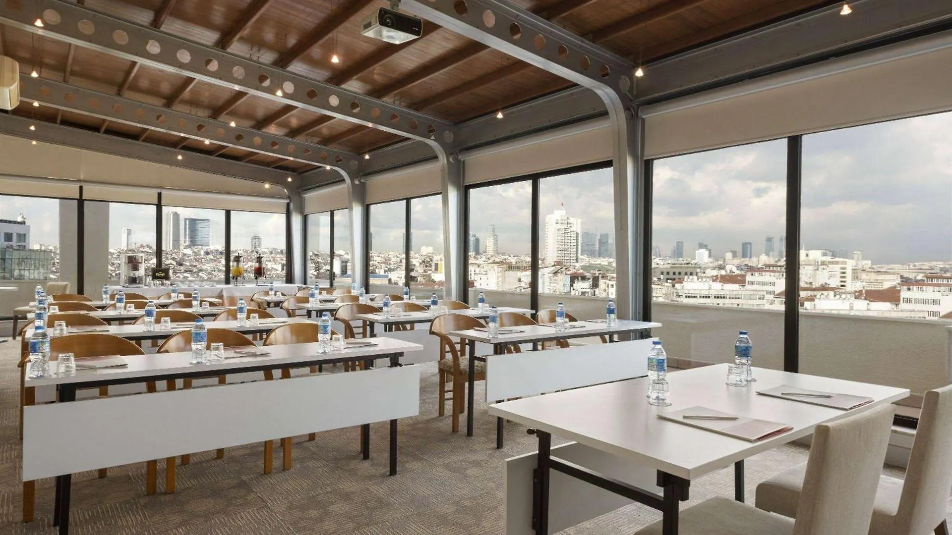 מלון Ramada By Wyndham Istanbul Taksim טורקיה