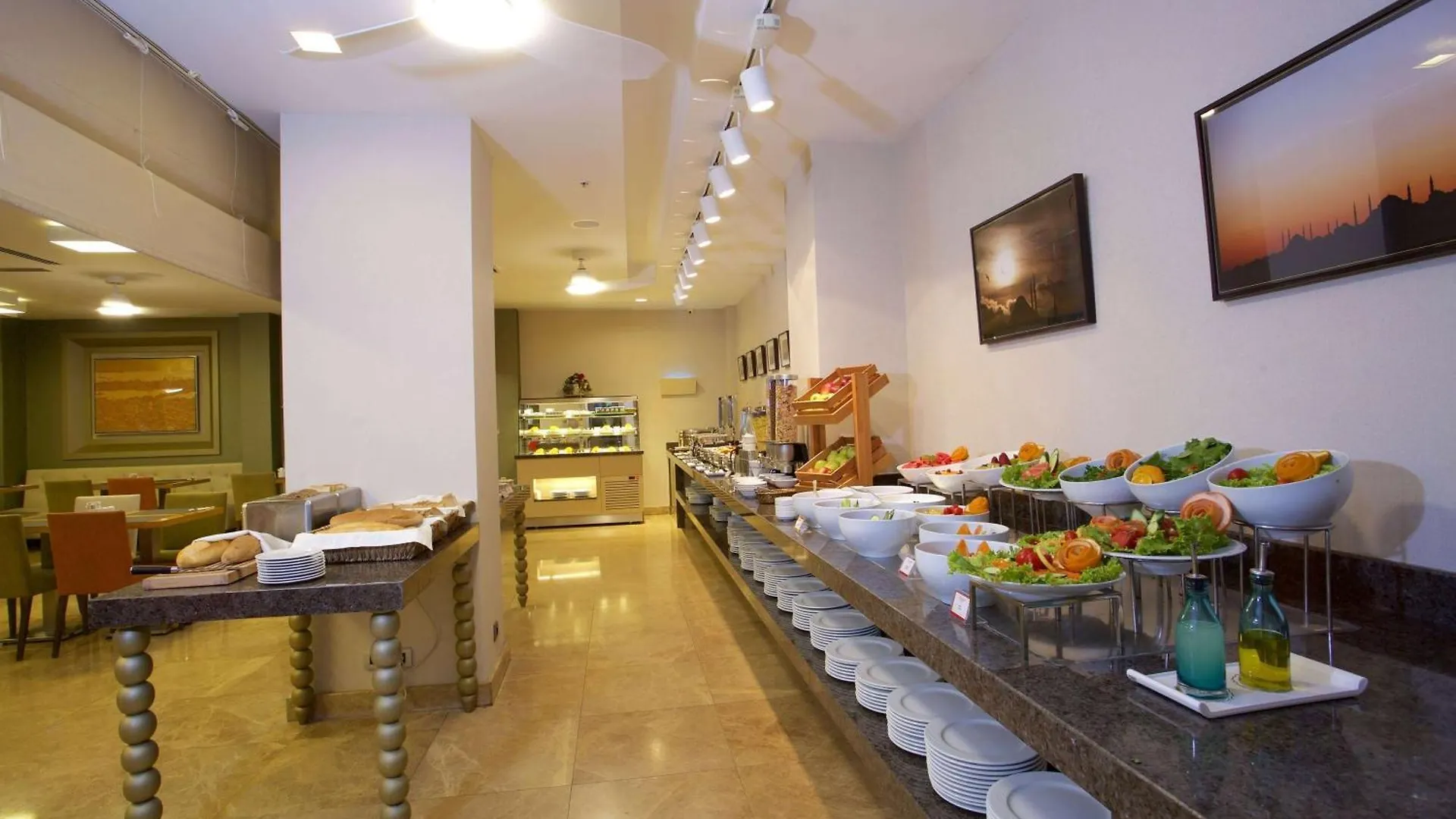 מלון Ramada By Wyndham Istanbul Taksim