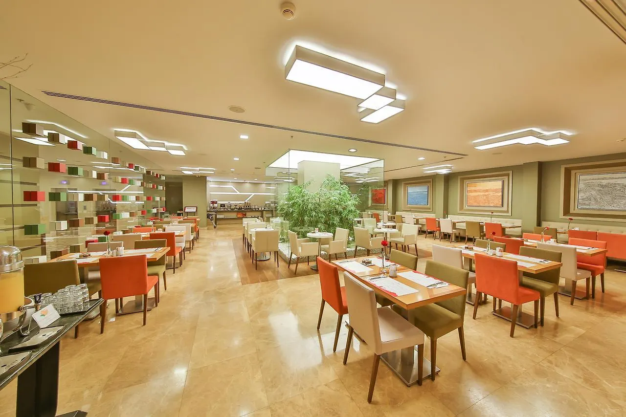 מלון Ramada By Wyndham Istanbul Taksim